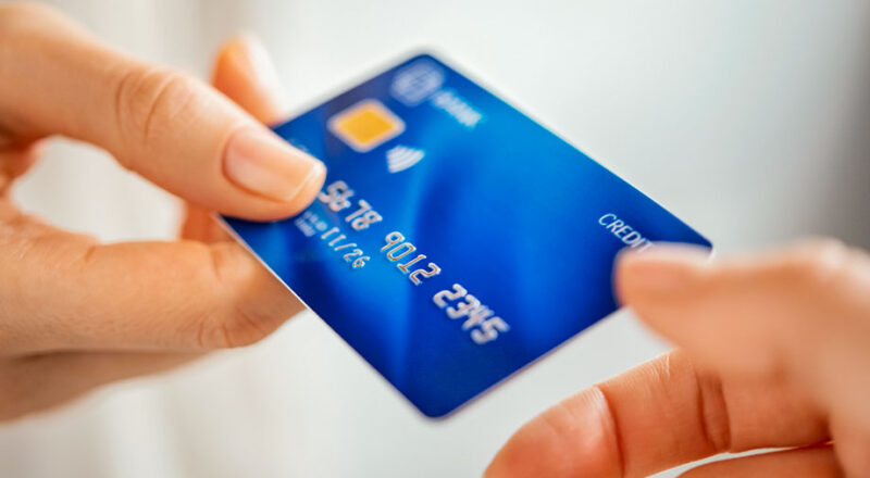 Em 2025, compras no exterior com cartão de crédito serão mais baratas, graças à valorização do real e redução de taxas.